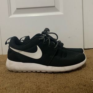 NIKE BLACK AND WHITE ROSHE SNEAKERS